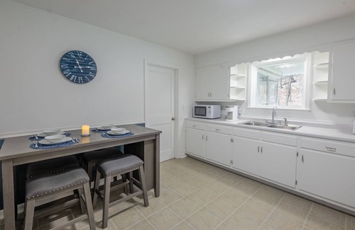 Peoria Heights House | Gym Membership & Breakfast! Quiet Street with Deer Sightings!