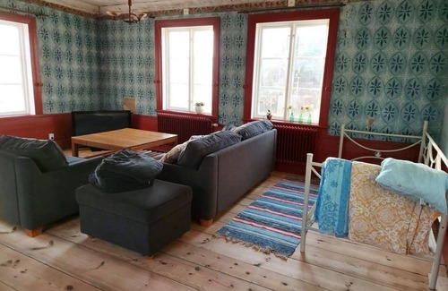 Hudiksvall Villa | Hälsingegård med anor från 1600-talet. Utanför Hudiksvall. Skidor, fiske, natur.