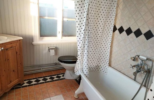 Hudiksvall Villa | Hälsingegård med anor från 1600-talet. Utanför Hudiksvall. Skidor, fiske, natur.