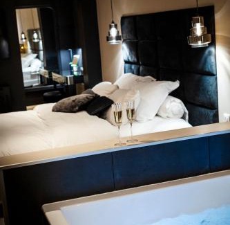 Saint Nicolas - Charles III - Ville vieille - Trois Maisons - Leopold Apartment | Hédoné Suite de luxe et Spa privatif