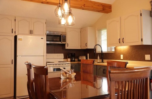 St. Felicien Ski Chalet | Hôtel à la maison - La Dorée avec plage privée