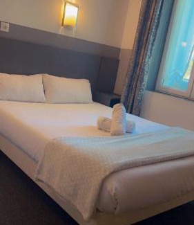 Le Bourg Hotel | Hôtel Du Midi