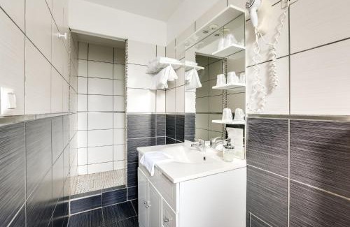 Le Bourg Hotel | Hôtel Du Midi