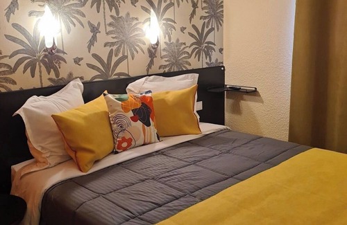 Villalbe Hotel | Hôtel L'Etoile - Airport - A61
