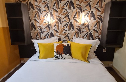Villalbe Hotel | Hôtel L'Etoile - Airport - A61
