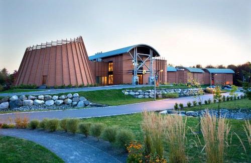 Village-des-Hurons Hotel | Hôtel-Musée Premières Nations