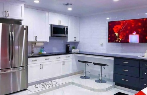 Houston Apartment | H&S Pleasure Suite with Jacuzzi 8 mi from IAH