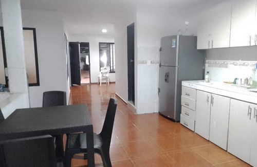 Cali House | Habitación con ambientes familiares