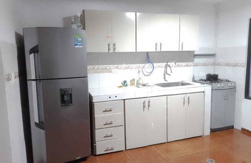 Cali House | Habitación con ambientes familiares