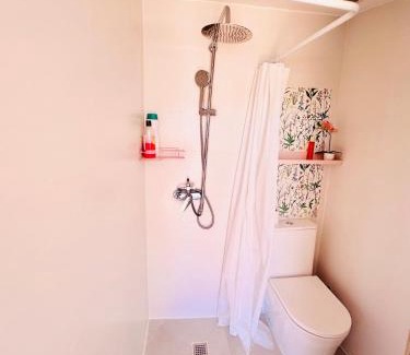 Caudiel House | Habitación con baño y cocina