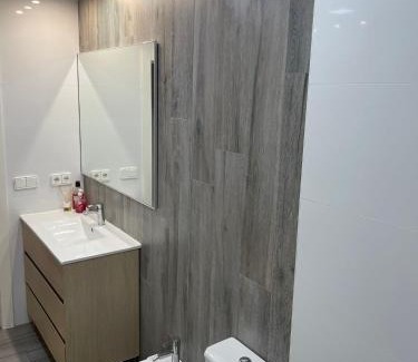 Pobles del Sud House | Habitación grande y comoda en piso particular y familiar