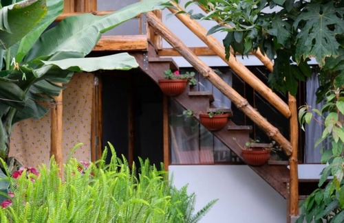 Oxapampa Cottage | Habitacion tipo cabaña con acabados en madera, terraza con vista hacia la montaña