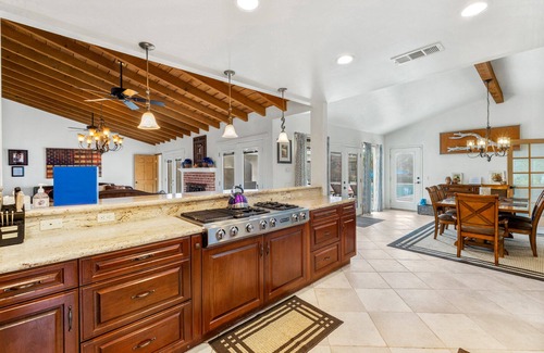 Racquet Club West House | Hacienda Miranda - Pickleball Court, Horseshoes, Family Home