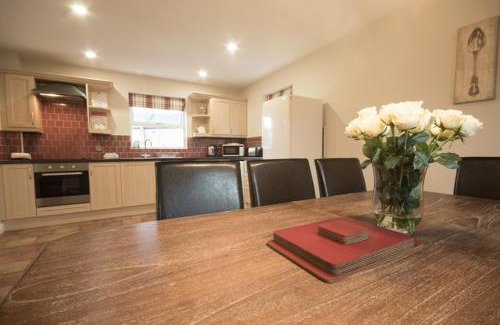 Holestone Moor House | Haddon Cottage - Darwin Lake Holiday Village