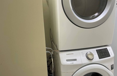 Vancouver South Apartment | Haidy's House- Bmt room 1(ensuite bathroom)