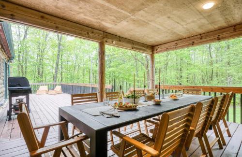 Great Barrington House | Half Moon by AvantStay 4BR Cabin w Large Deck Yard w Patio Outdoor Dining