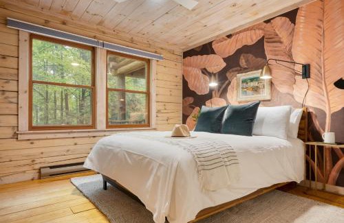 Great Barrington House | Half Moon by AvantStay 4BR Cabin w Large Deck Yard w Patio Outdoor Dining