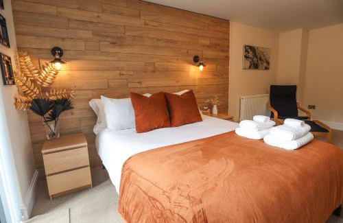 Eastbourne Apartment | Half Moon Luxury One bedroom - Spacious APT Romantic Getaway with a hot tub, 5 min away from Eastbourne centre , free parking