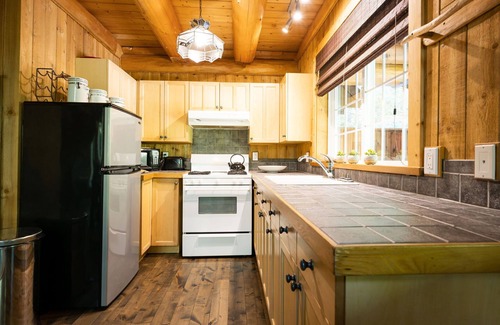 Ucluelet Cabin | Halfmoon Cottage I Nature Escape I Hot Tub I Pets