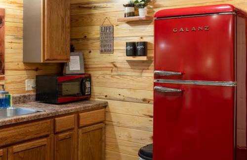 Mena Villa | Halfmoon Hideaway-Cozy 2 bdr cabin Mena AR