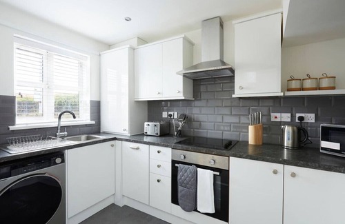Halifax House | Halifax+Piece Hall 4 min| Parking | Pets OK|Garden