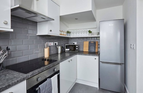 Halifax House | Halifax+Piece Hall 4 min| Parking | Pets OK|Garden