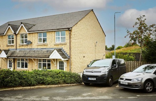 Halifax House | Halifax+Piece Hall 4 min| Parking | Pets OK|Garden