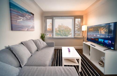 Hamilton Apartment | Hamilton Chic Retreat - Comfy Beds - Garden - Pool