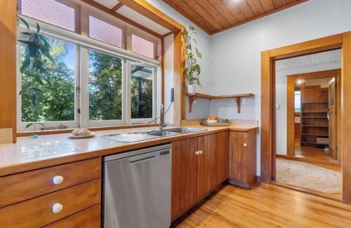 Hamilton East House | Hamilton Hideaway - Close to Town