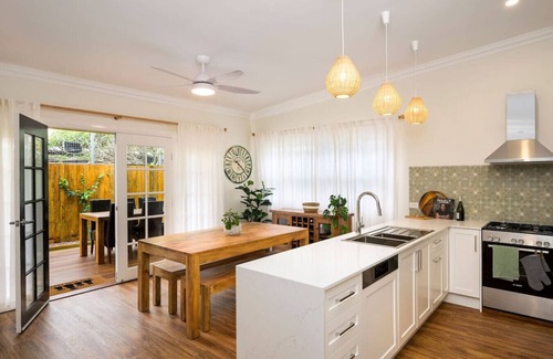 Hamilton House | Hamilton Hideaway Pet Friendly near Eateries and Entertainment