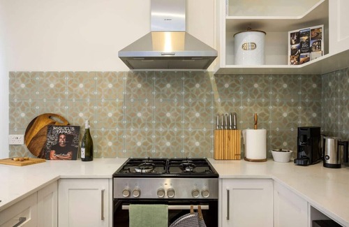 Hamilton House | Hamilton Hideaway Pet Friendly near Eateries and Entertainment