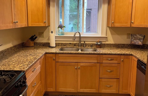 Hamilton House | Hamilton Lake Moraine 4 BR Waterfront Retreat w/2 Master Suites Colgate Visits