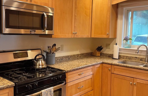 Hamilton House | Hamilton Lake Moraine 4 BR Waterfront Retreat w/2 Master Suites Colgate Visits
