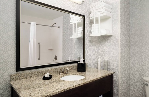 Kingmont Hotel | Hampton Inn Fairmont