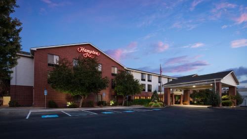 Medford Hotel | Hampton Inn Medford
