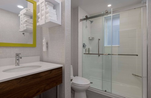 Church and Wellesley Hotel | Hampton Inn & Suites by Hilton Toronto Downtown