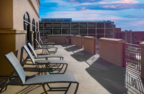 Country Club Plaza Area Hotel | Hampton Inn & Suites Country Club Plaza