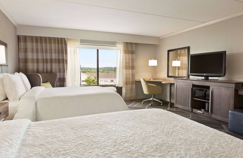 Bedford Hotel | Hampton Inn & Suites Manchester-Bedford
