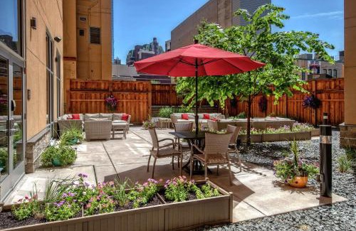Downtown West Hotel | Hampton Inn & Suites - Minneapolis/Downtown