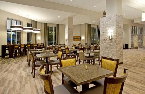 Downtown West Hotel | Hampton Inn & Suites - Minneapolis/Downtown