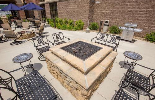 Bairdford Hotel | Hampton Inn & Suites - Pittsburgh/Harmarville, PA