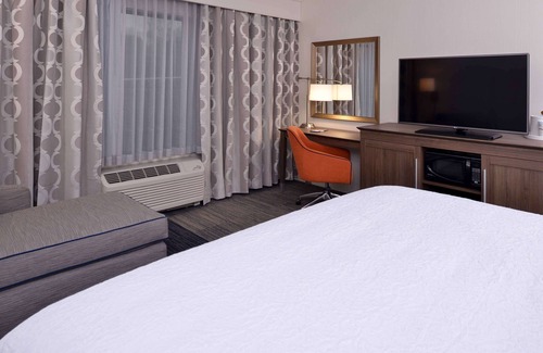 East Greenbush Hotel | Hampton Inn & Suites Albany-East Greenbush