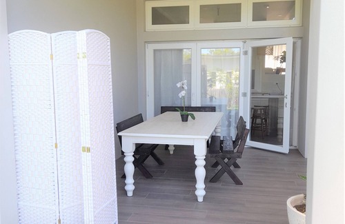 Northbridge House | Hampton Style 3 bedrooms, wet-bar and outdoor area