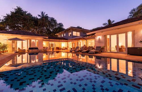 Awas Villa | Hamptons Charm by StayVista Luxury 5BR with Pool, lawn & table tennis