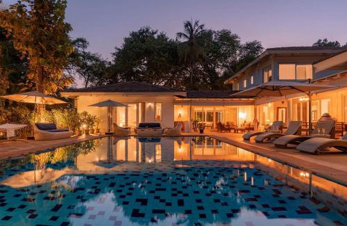 Awas Villa | Hamptons Charm by StayVista Luxury 5BR with Pool, lawn & table tennis