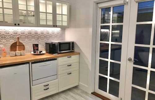 Rye House | Hamptons In Rye Green Room 3 Mins to Hot Springs!