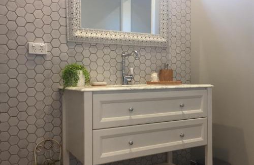 Rye House | Hamptons In Rye Studio - 3 Mins from Famous Hot Springs!