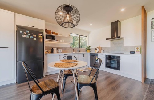 Prebbleton House | Hamptons Retreat - 1BR with Hot Tub and Fireplace