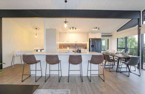 Hamurana House | Hamurana Views | Great Lake & Farm Views with Spa