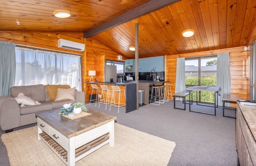 Hamilton Lake House | Handy to Hospital. Entire home in Hamilton, New Zealand